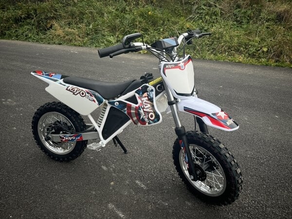 Kayo Dirtbike Elektro KMB Lithium 48 V / 7,8 Ah Kindermotocross Narbenmotor Lithium Power Modell Captain Amerika verfügbar